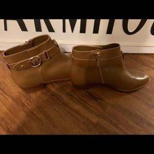 Women’s ankle booties